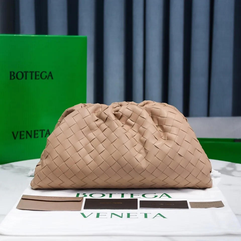 Batch 1860 🔥🔥The counterattack of the popular Bottega Veneta started with this series of cloud bags, which went viral in the fashion circle and started a craze! Out of stock, out of stock, out of stock... One piece is hard to find, super hard to buy, regardless of age, season, or occasion. Very classy. Really, if you carry this on the road, it will turn heads! This is also the reason why this series is so expensive. Large size: 38*20*8.5cm [Big Cloud Weaving] Milk Tea
